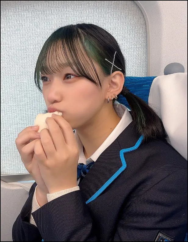 下谷あゆ、高校、制服、新幹線で食事