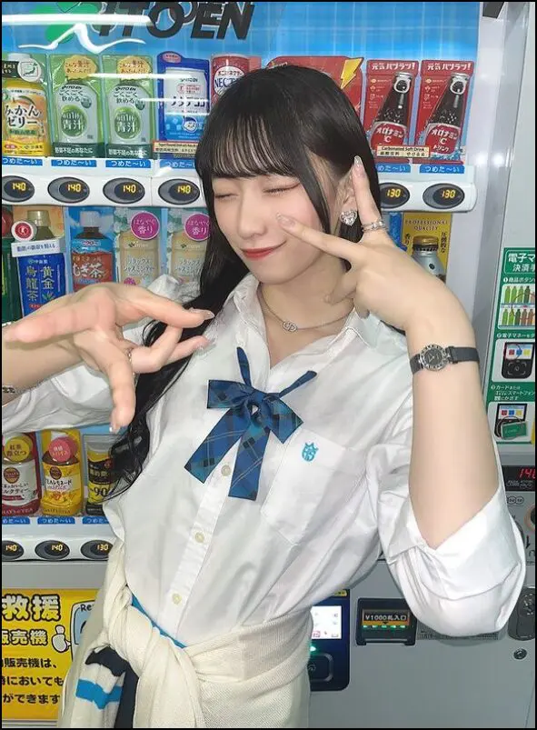 下谷あゆ、高校、制服、自販機前
