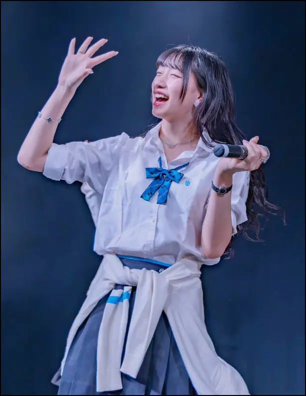 下谷あゆ、高校制服、ステージでマイクを持っている