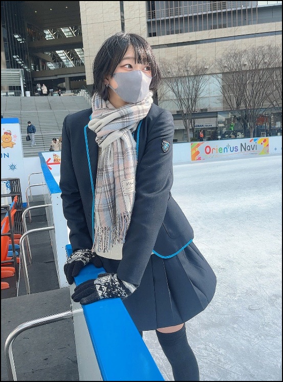 下谷あゆ、高校制服でスケート