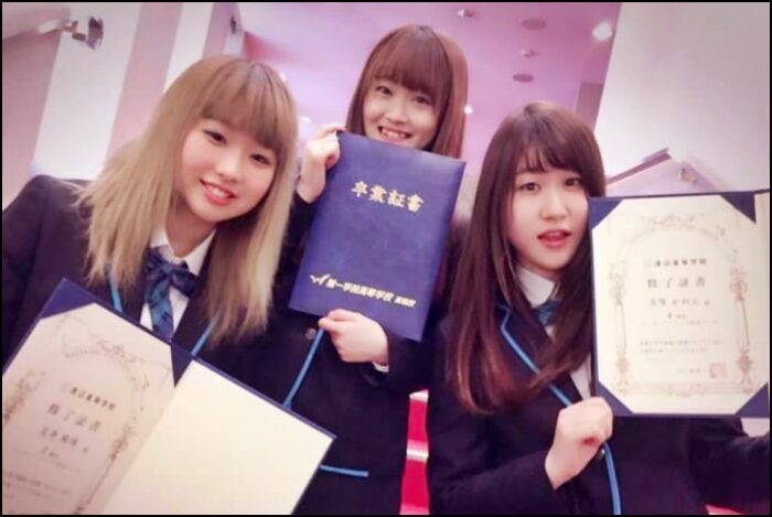 渡辺高等学院、東京校、卒業生、青い卒業証書