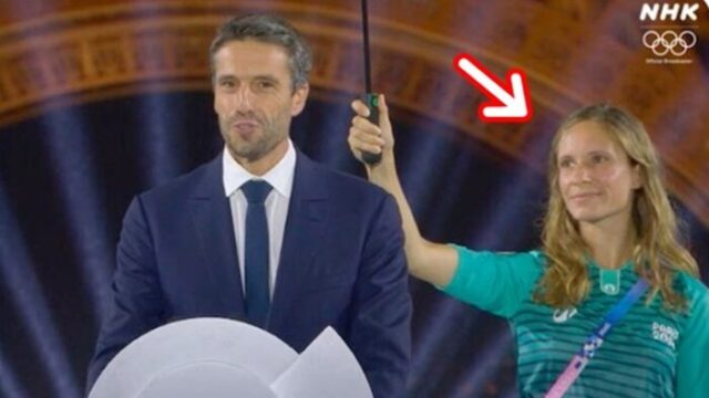 【パリ五輪開会式】会長に傘をさす女性の腕を心配する声が続出！画像まとめ