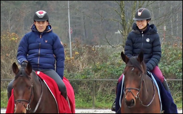 騎乗する大岩義明と武田麗子