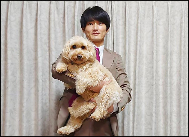 愛犬のラフを抱っこする福徳秀介